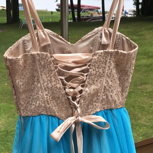 Dress like Cinderella in this glamorous gown. 3/4 - Picture 7 of 12